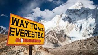 Kohti Unelmaa - Kohti Everest Base Camp

 Mount Everest on merenpinnasta mitattuna maailman   korkein vuori  Nepalin ja Kiinan Tiibetin autonomisen alueen rajalla Himalajan vuoristossa. Sen yleisimmin mainittu korkeus on 8 848 metriä.

Ensimmäisen kerran Everestin huipulle suomalaisena naisena onnistui  kiipeämään  Carina Räihä ja nyt Petralla olisi tilaisuus lähteä Carinan mukaan Mont Everestin Base Campille 5400 metriin 21.3-6.4.2015.
